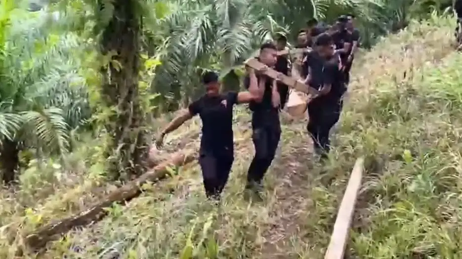 Satuan Brimob Daerah Kaltara Kompi 2 Batalyon B Pelopor Bangun Kembali  Jembatan di Desa Sungai Limau Nunukan